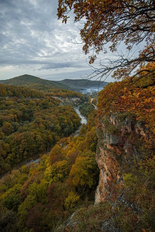 горы, адыгея, осень, лес, пейзаж, водопад, закат,  лучи, дымка  фото превью