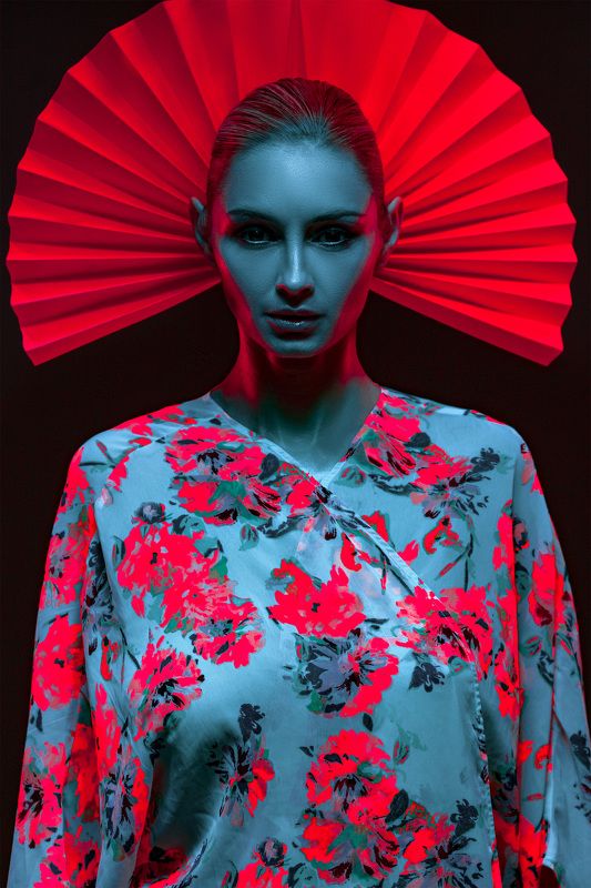 Portrait of young woman фото превью