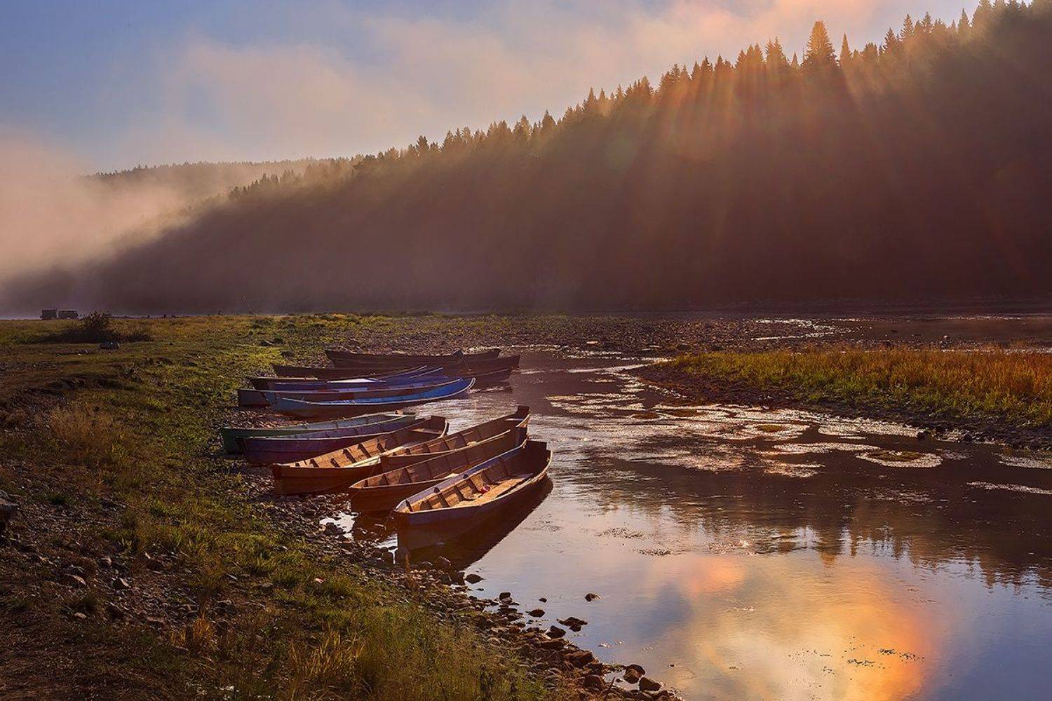 природа, пейзаж, урал, кын, утро, заря, рассвет, лодка, река, горы, лес, туман, солнце, лучи, лодки, Sokolova Tatiana