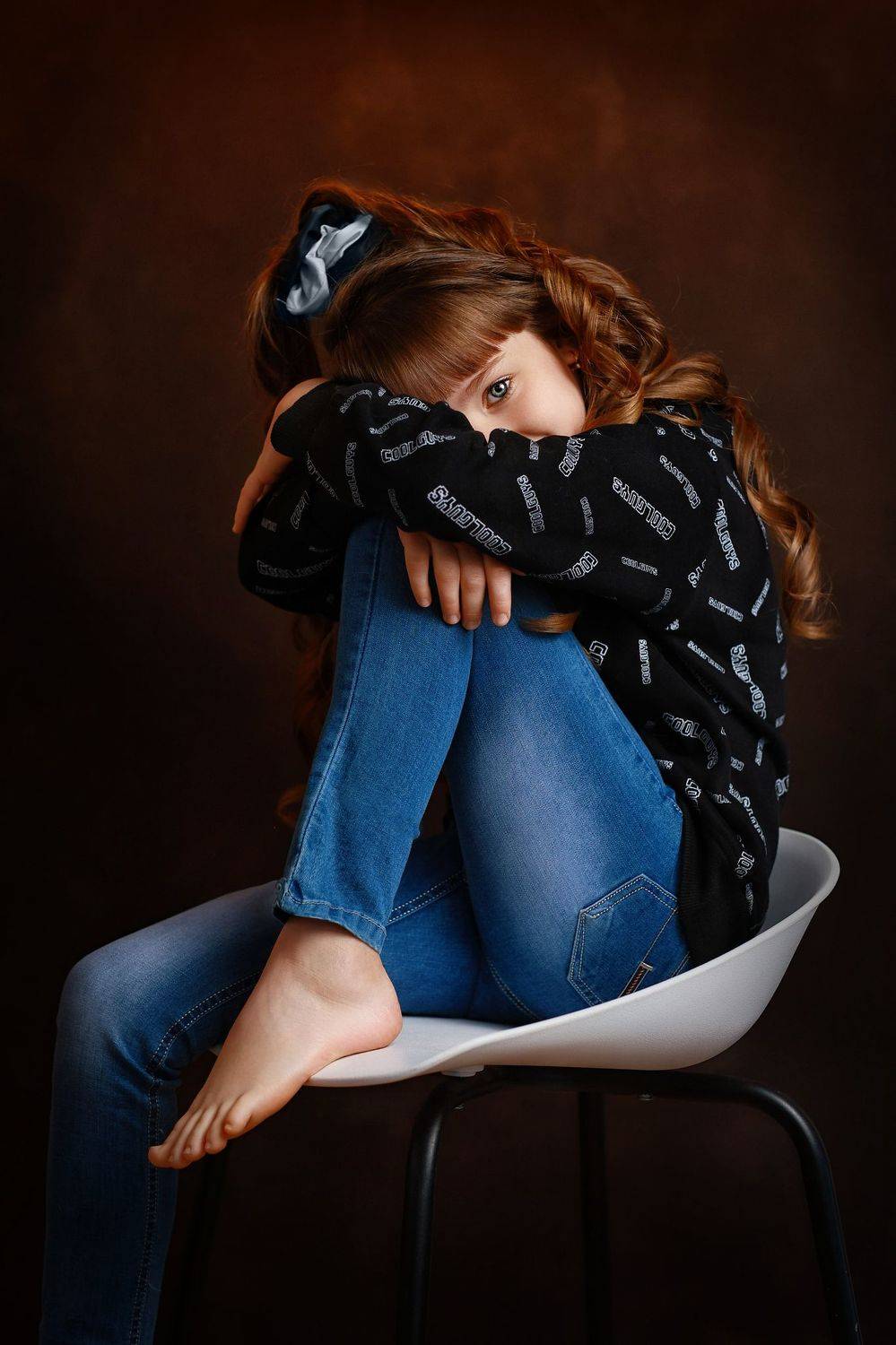 ребёнок, девочка, студия, темная студия, коричневый фон, белый стул, Алёна Дуклер
