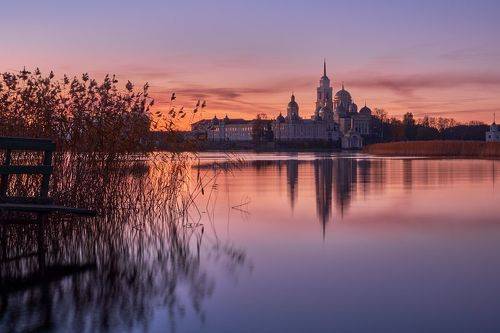 Нило-Столобенская пустынь на Селигере на закате