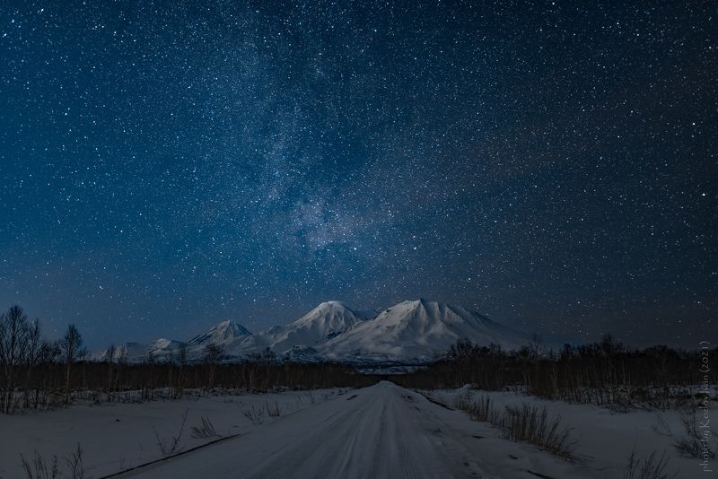зима, камчатка, фотография, звезды, астрофото, вулкан, пейзаж, дорога, Звездное небо. Камчатка⁠⁠ фото превью