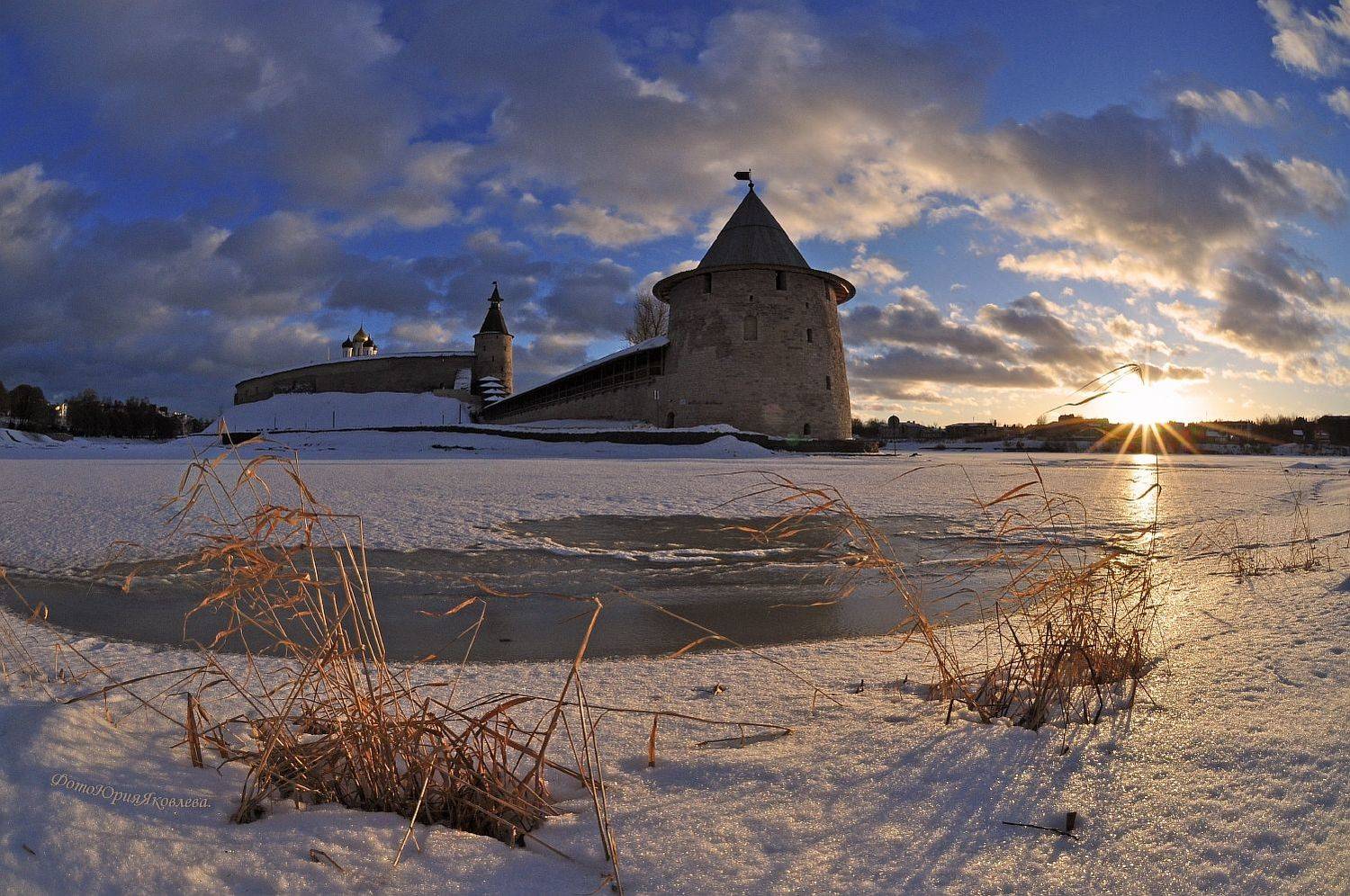 россия.псков.город.весна.вечер.солнце.башня.собор., Юрий Яковлев