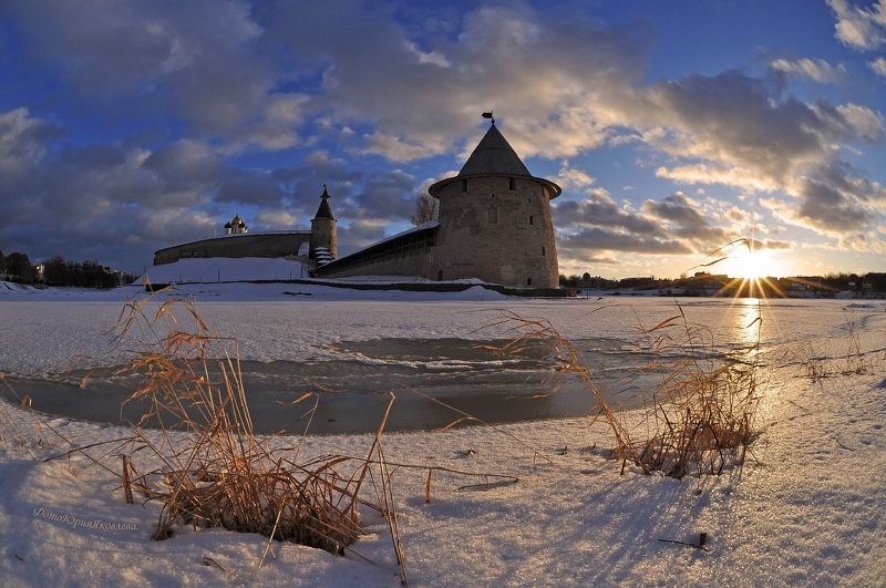 россия.псков.город.весна.вечер.солнце.башня.собор. Мартовский закат. фото превью