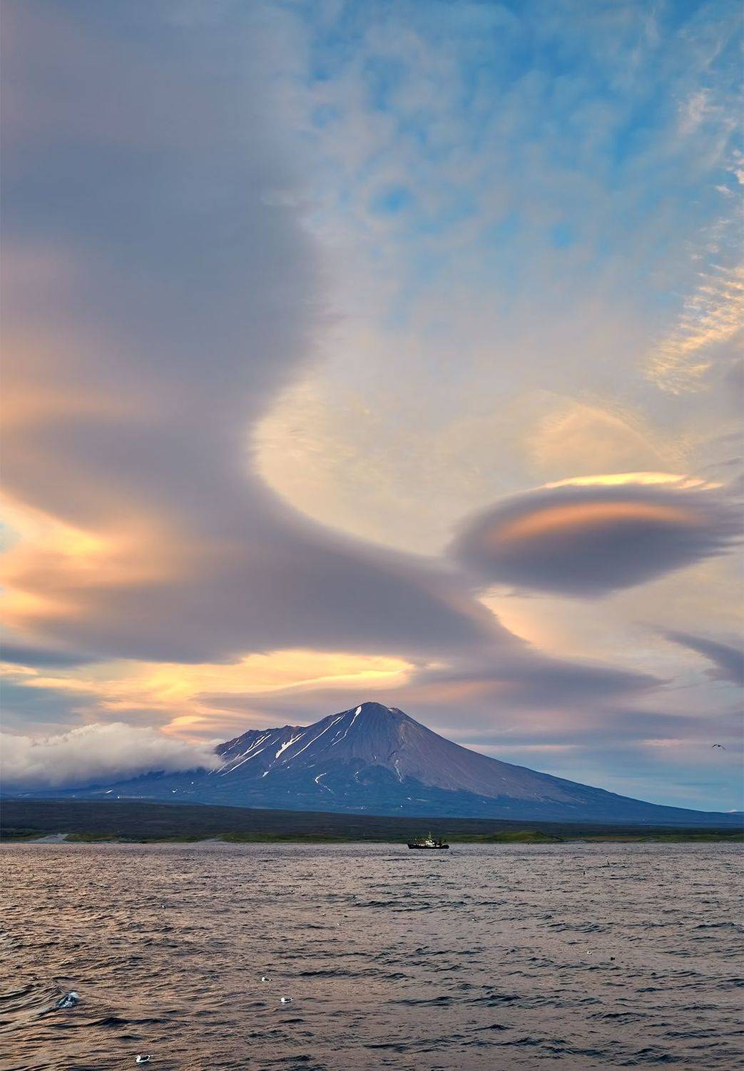 камчатка, вулкан, нло, судно, вечер, облака, Евгений Паршуков
