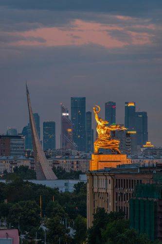 Рабочий и Колхозница в простреле на Москва-сити
