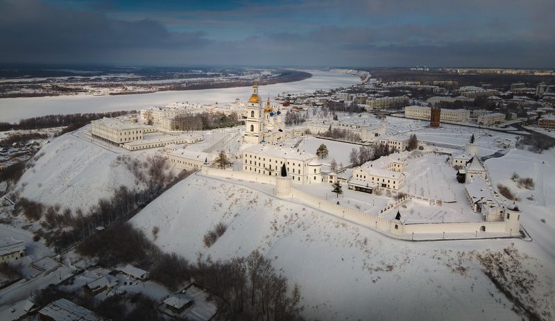 Тобольский кремль на фоне Иртыша фото превью