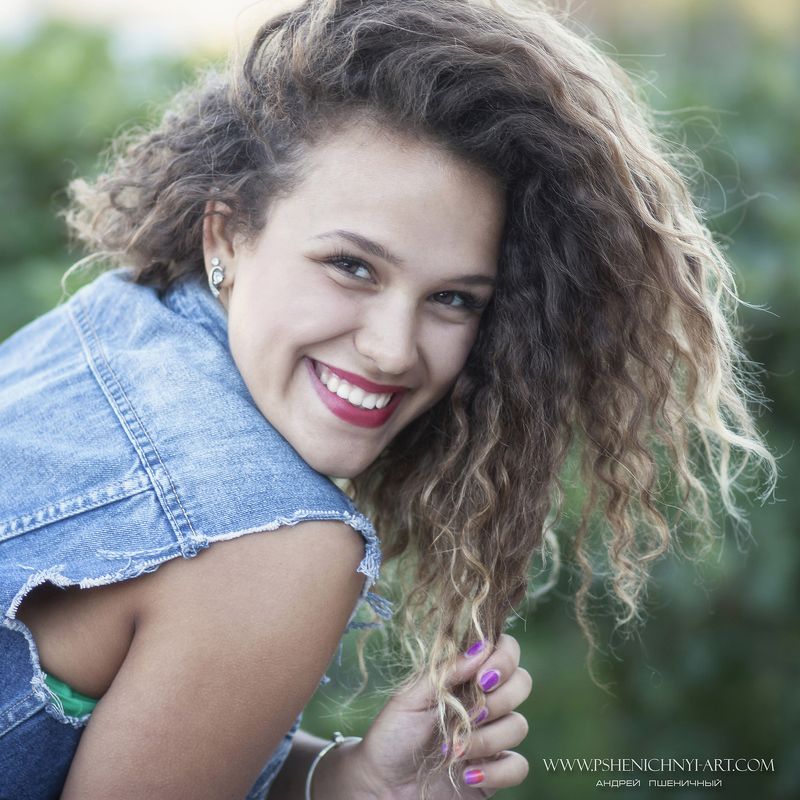 портрет, девушка, женский портрет, крупный план, улыбка Улыбка фото превью