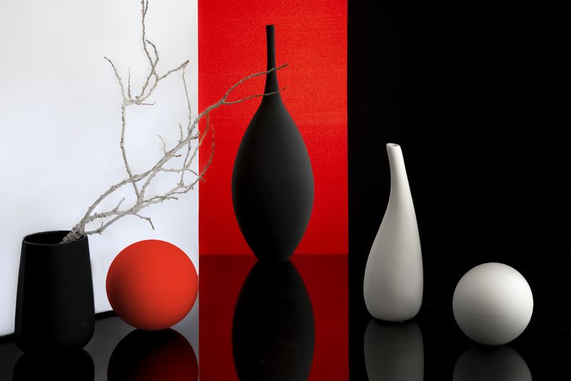 Красно-черно-белая композиция фото превью