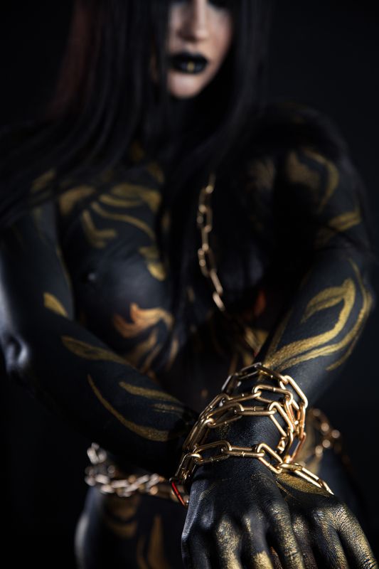 бодиарт ведьма в золотом фото превью