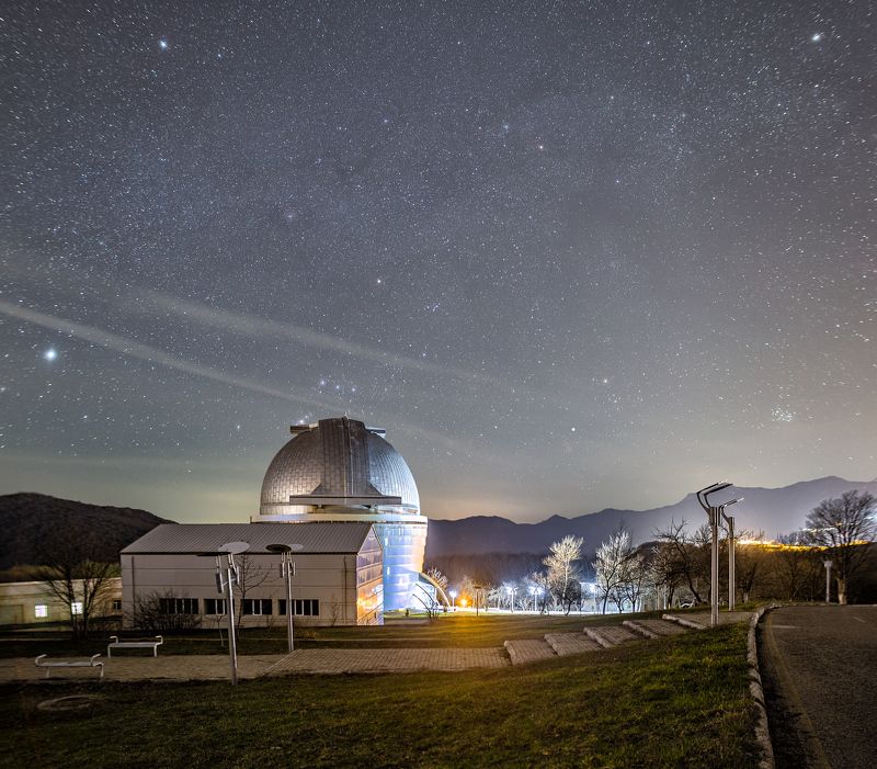 ШАО, Азербайджан, Шемаха, Пиркули, звезды, ночь, млечный путь, обсерватория, фонари, деревья, пейзаж, дорога, трава, весна, небо, ночь, созвездие, Орион, пояс ориона, купол, забрало, длинная выдержка, горы Шамаханская царица фото превью