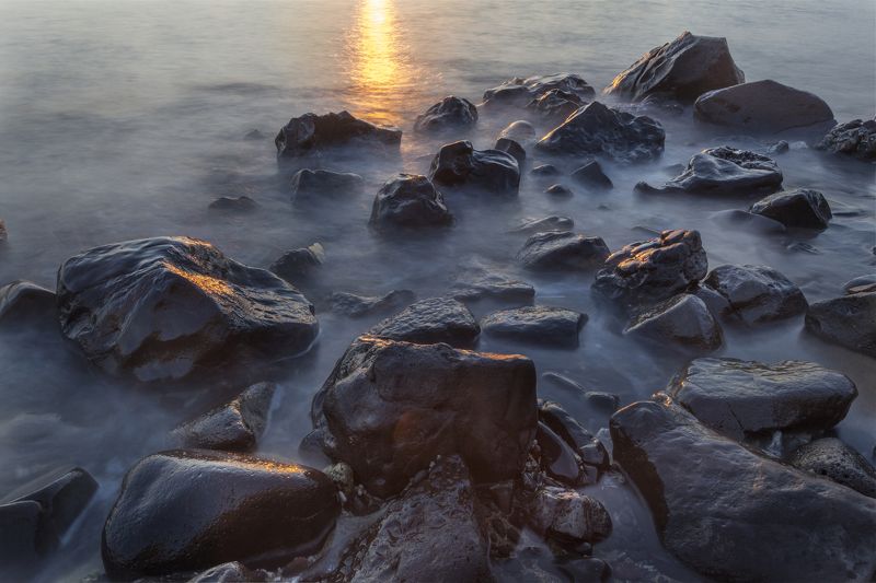 рассвет, камни, вода, океан, Амед, Бали, Индонезия, небо, облака, луч света, sunrise, sun ray, stone, water, waterscape, ocean, beach, Bali, Indonesia, Amed, Бали, Индонезия На камнях фото превью