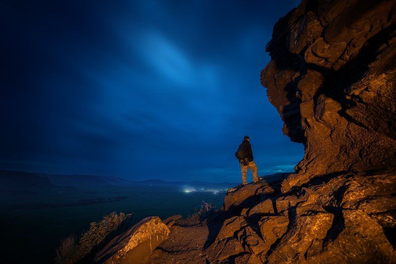 пейзаж, ночь, скалы, горы, рассвет, огни, свет, оранжевый, синий, ждать, Хакасия, Сундуки, Сибирь, природа, фигура, путешествие, огни В ожидании рассвета фото превью