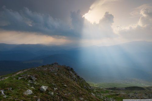 Карпаты. Вид с горы Поп Иван. Светануло