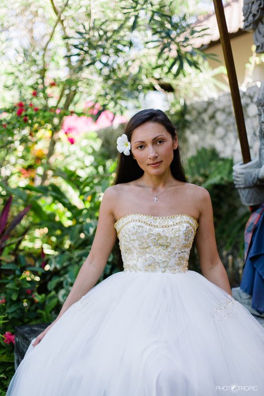 путешествие, свадьба, невеста, образ, девушка, платье, елен цай, elen tsay, бали, wedding, счастьее, нежность, любовь, азиатка, грация, красота, водопад, культура, традиции, красный, ветер, asia  фото превью