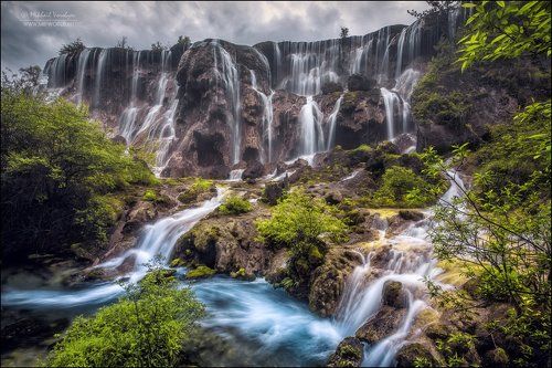 Водопад Pearl Shoal Fall в нац. заповеднике Цзючжайгоу...
