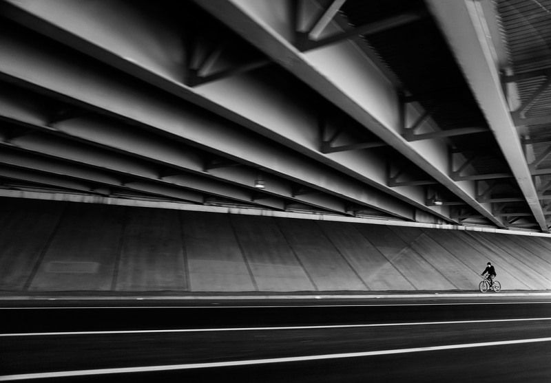 велосипедист, мост, улица, диагонали Диагонали фото превью