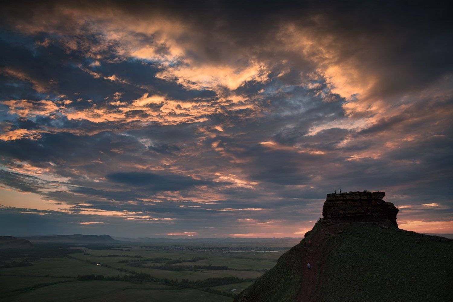 пейзаж, природа, путешествия, восход, утро, раннее, высокий, красивый, большой, небо, облака, степь, холмы, сундуки, горы, гряда, хакасия, сибирь, скала, камни, ритуал, встреча, приветствие, Дмитрий Антипов