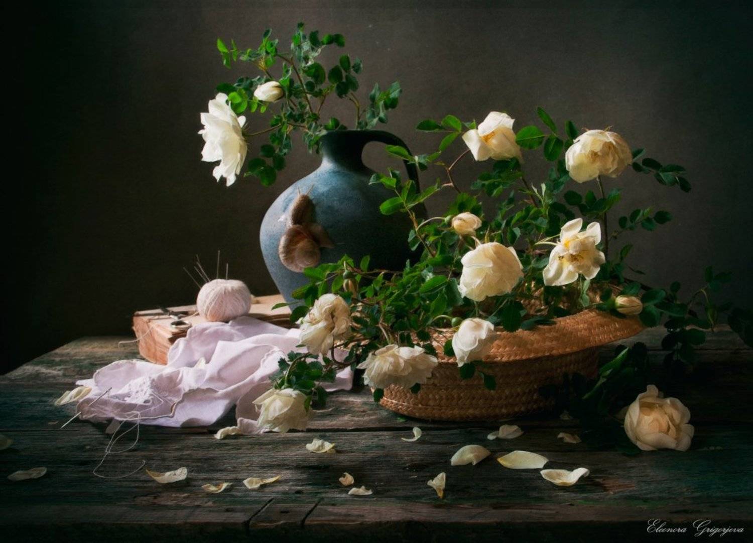 Белый шиповник, Виноградная улитка, Вышивка- ришелье, Иголки, Натюрморт, Нитки, Соломенная шляпа, Eleonora Grigorjeva