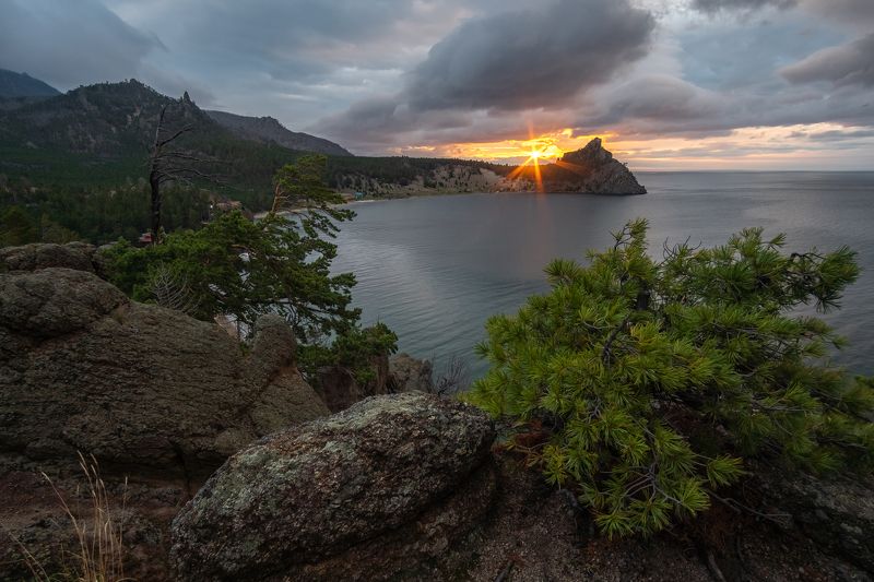 Пасмурный рассвет в бухте Песчаной фото превью