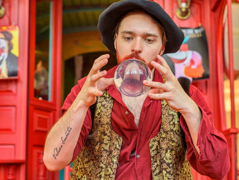 Уличный жонглер фото превью