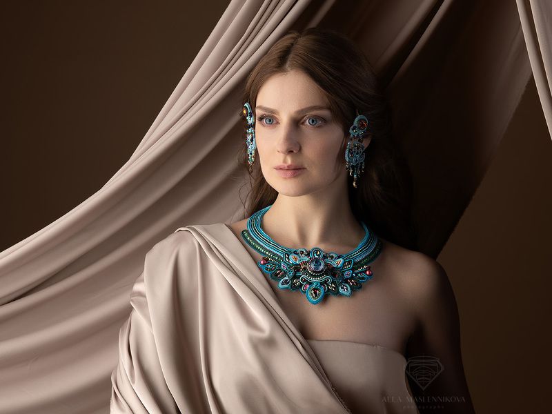 фото украшений, портрет, девушка, летящие драпировки, шелк Съемка для дизайнера украшений ручной работы фото превью