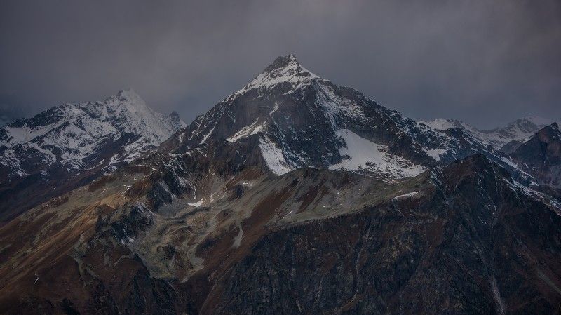 горы, облачность, вершины, пики, снег, осень Вершины Домбая фото превью