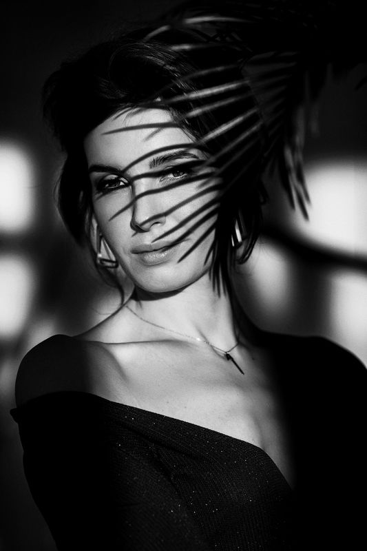 Анна в черно-белом фото превью