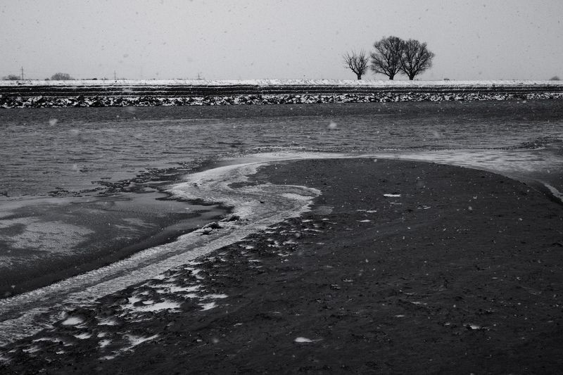 снег, река, чб Ледяная линия фото превью