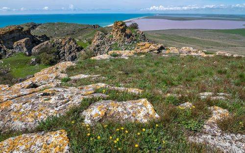 Вид с горы Опук на Черное море и розовое Кояшское озеро