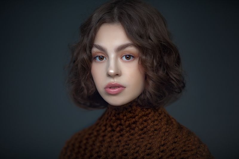 Portrait of beautiful young woman фото превью