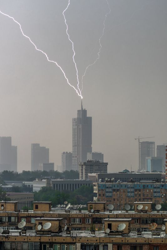 узбекистан, ташкент, молнии, гроза, архитектура, городскойпейзаж, город Удары молнии в Ташкенте фото превью