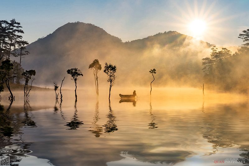 quanphoto, landscape, morning, sunrise, dawn, reflections, lake, fishing, tree, foggy, nature, vietnam Foggy Morning Reflections фото превью