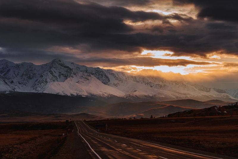 горы, горный алтай, чуйский тракт, пейзаж, алтай, дорога, россия Чуйский тракт на закате фото превью