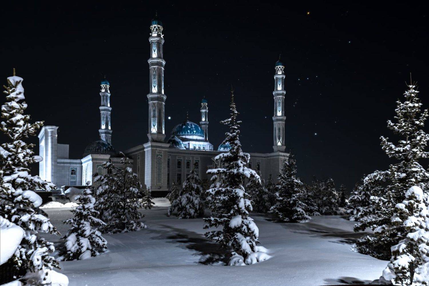 млечный путь, звезды, космос, ночь, длинная выдержка, canon, пейзаж, деревья, дом, город, астрофото, зима, снег, созвездие, орион, бетельгейзе, пояс, меч, купол, полумесяц, мусульманство, мечеть, елки, Евгений Бондарь