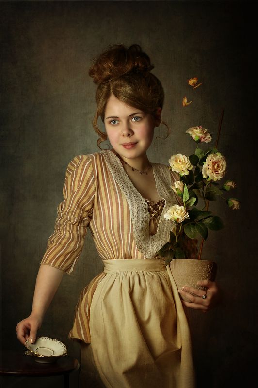 Девушка с горшком роз фото превью