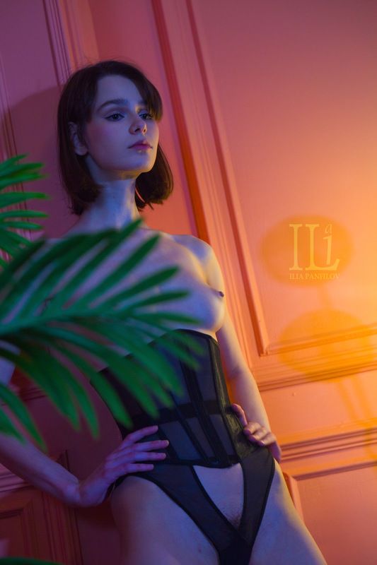 Портрет, ню, пальма, розовый Портрет в розовых оттенках фото превью