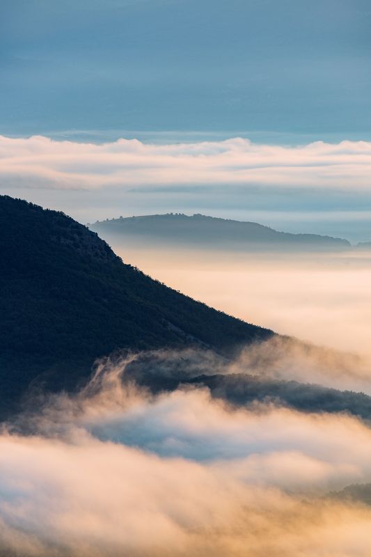 крым, горы, рассвет, туман, утро, севастополь Туманный рассвет на вершине гор в Крыму фото превью
