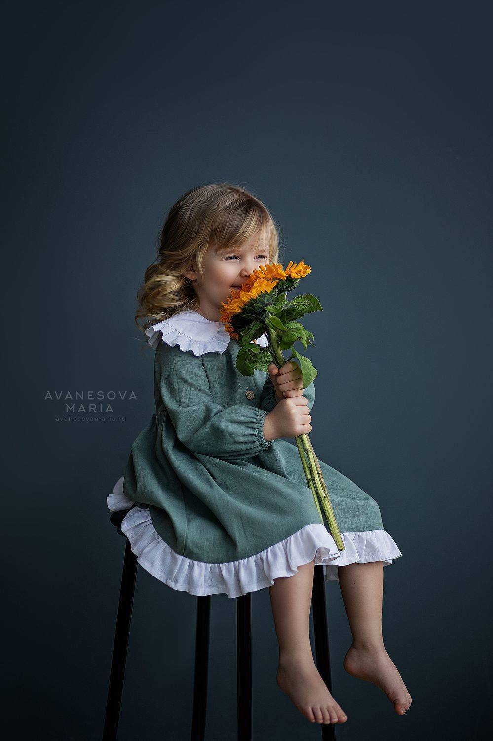 девочка, цветы, подсолнухи, студия, весна, портрет, зеленый, платье, детская фотография, ребенок, Аванесова Мария