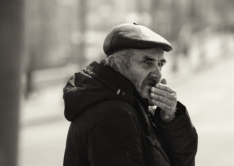 чб фото, уличный мужской портрет, прохожий Прохожий фото превью