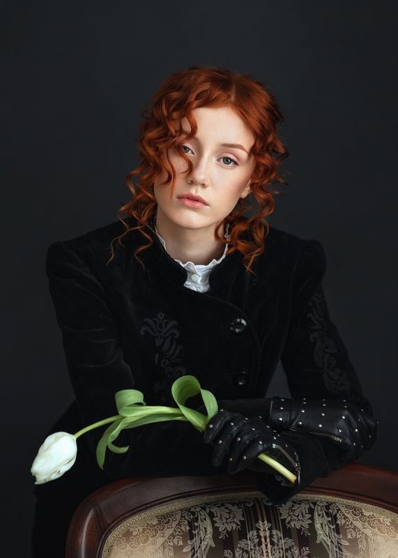 Девушка с белым тюльпаном фото превью