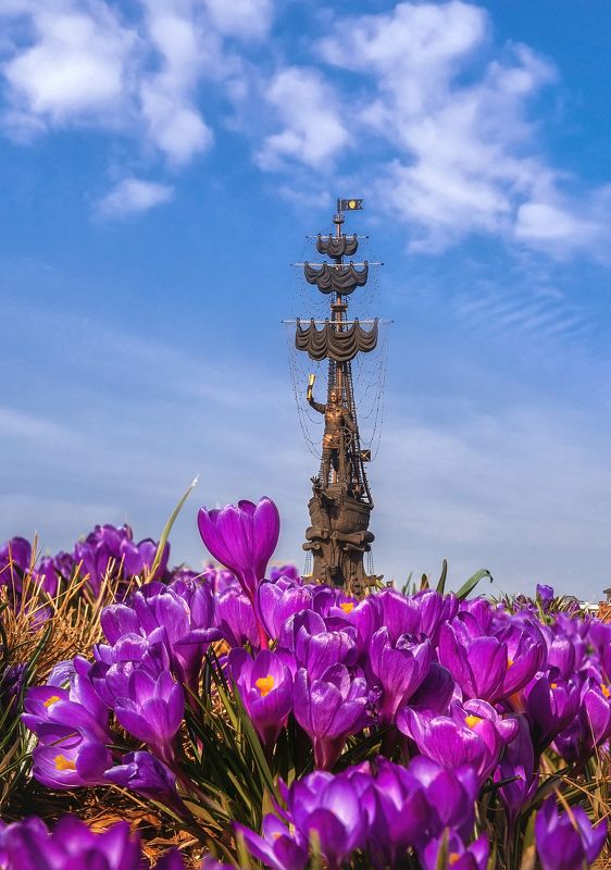 музеон, парк горького, петр i, памятник, достопримечательность, весна, москва, park, moscow, gorky park, spring цветы и памятник Петру I фото превью