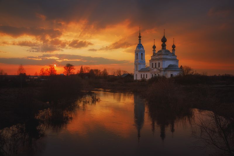 Весенний закат в Савинском. Церковь Рождества Богородицы. фото превью