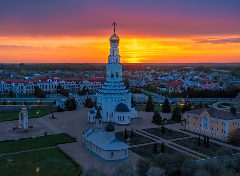 белгородская область, белогорье, храм, церковь, религия, лето, летний, облака, синий, дневное, закат, рассвет, православие, купол, крест, холм, гроза, облака, тучи, церковь апостолов петра и павла, собор николая чудотворца, валуйки,  церковь троицы живона Святое Белогорье – весна фото превью