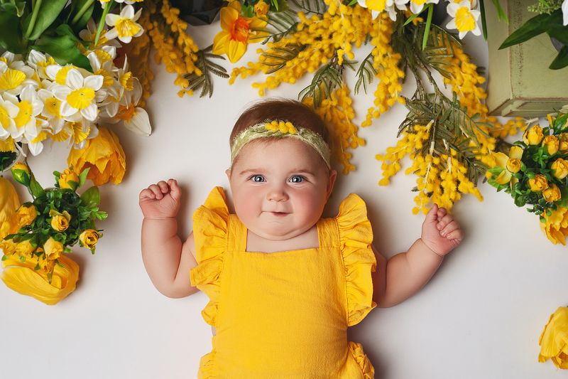 familyphoto, love, baby, family, babyphoto, children, childrenphoto, childrenphotography, малышка, детский портрет, детское фото, детская съёмка, портрет, ребёнок, девочка, нарциссы, тюльпаны, 8 марта, дитя, студийный портрет, цветы, мимоза  фото превью