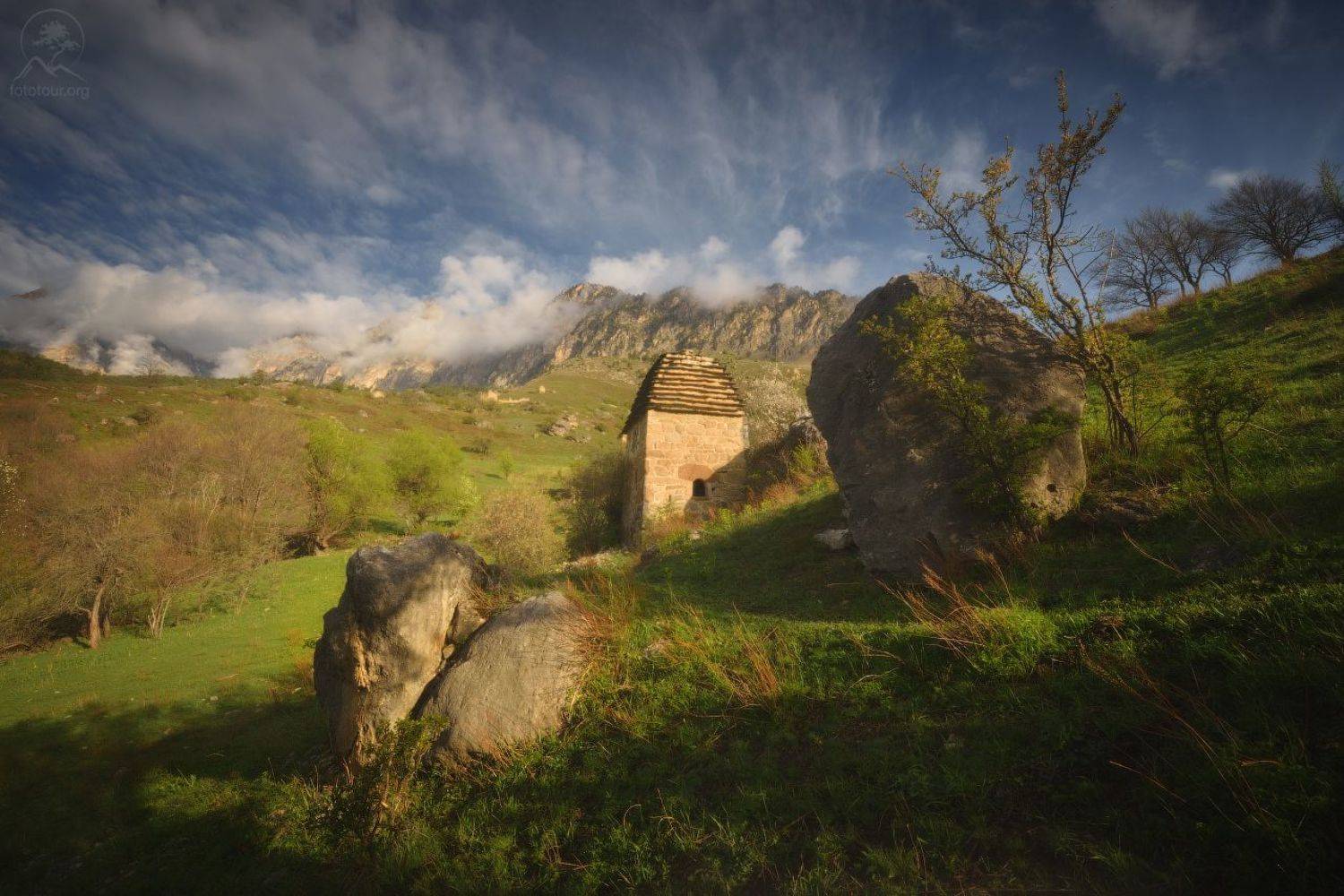 ингушетия, заповедник эрзи, башенные комплексы, весна, цветение, фототур в ингушетию, горы, тени, фототур на майские праздники, утро, Гордиенко Анатолий