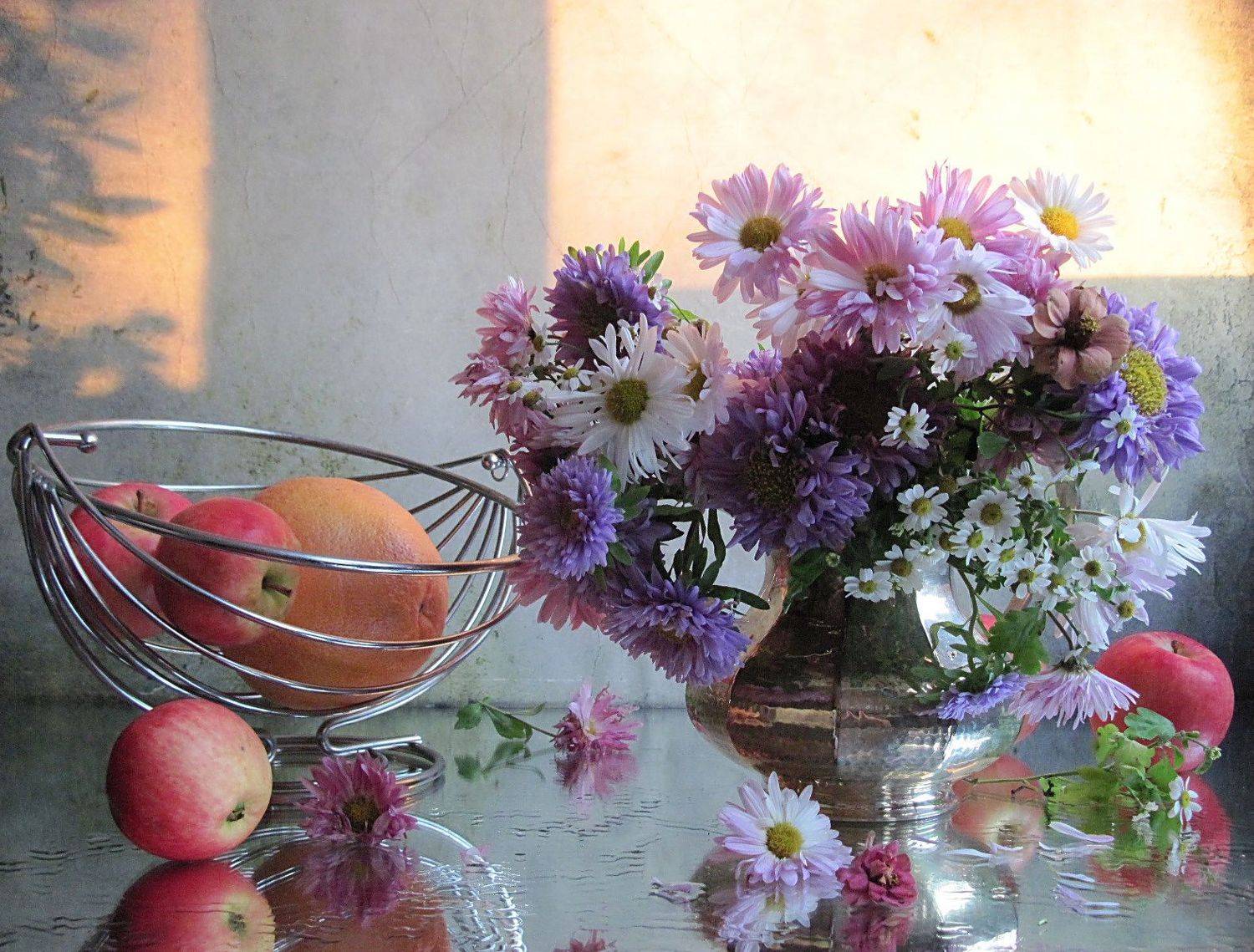 цветы, букет, астры, ромашки, яблоки, кувшин, фруктовница, Наталия Тихомирова