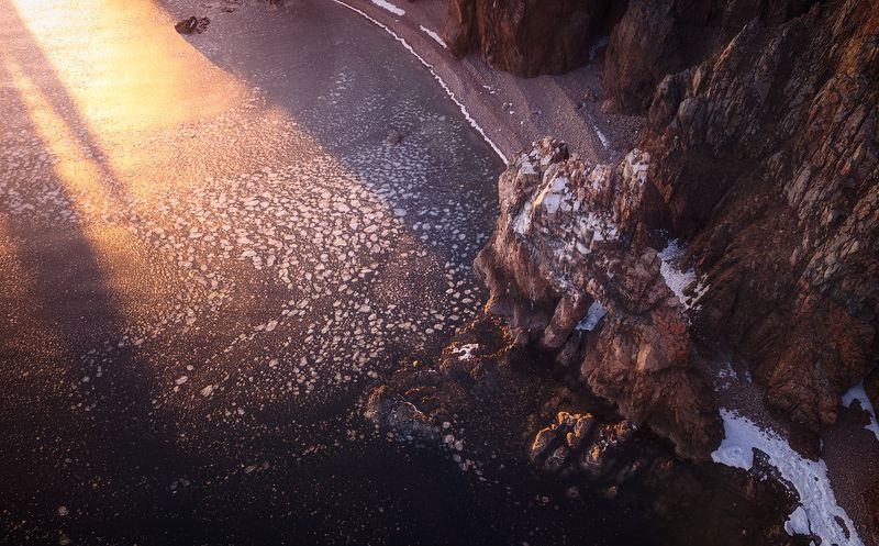 россия приморский край остров шкота арка трезубец закат свет весна пейзаж природа море льдины скалы Арка Трезубец фото превью