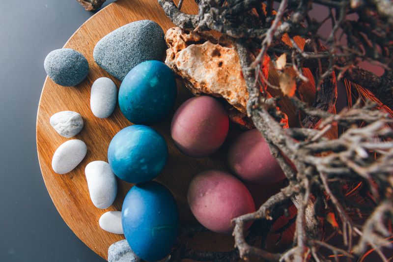 пасха, яйца, композиция, предметы, праздники, свет, свечки, камни, ветка, крашенные яйца, светлая пасха, православие, традиции, декор, фотосъемка предметов, easter, eggs, composition, objects, holidays, light, candles, stones, branch, colored eggs, bright Пасха фото превью