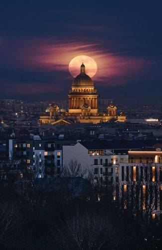 Розовая луна